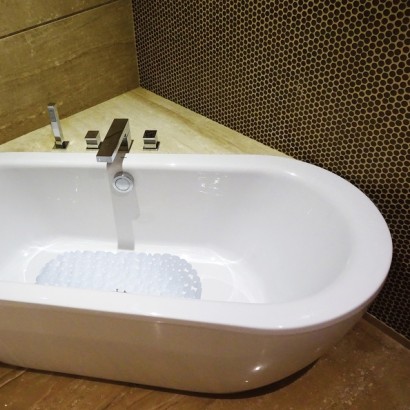 Alfombra de baño de pvc con guijarros 68x35cm blanco