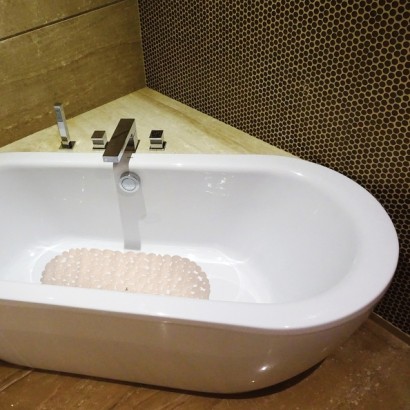 Alfombra de baño de pvc con guijarros 68x35cm beige